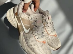 TENIS NIKE V2K RUN BEIGE