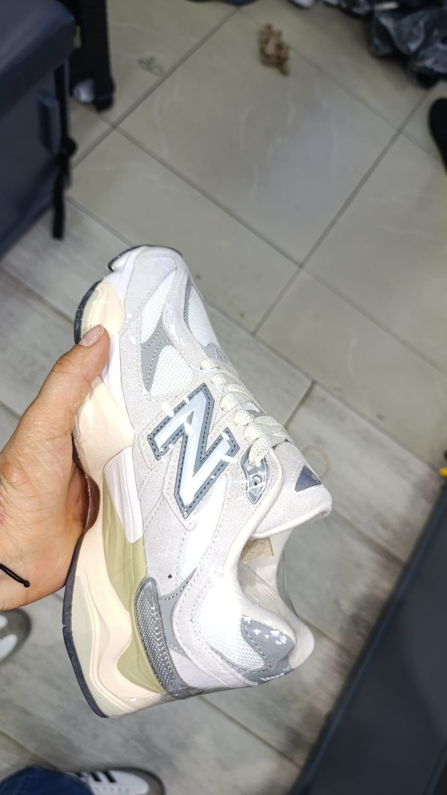 NEW BALANCE 9060 BEIGE/GRIS DAMA - Imagen 4