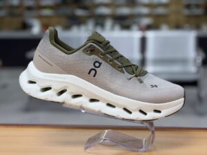 TENIS ON CLOUDSURFER TRAIL CAFE DAMA